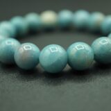 トロレアイトの丸玉ブレスレット。美しいブルーの光沢を持つ天然石ビーズが並ぶ。