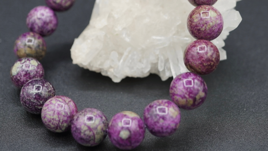 紫色のアトランティサイトビーズブレスレットと白いクラスター水晶